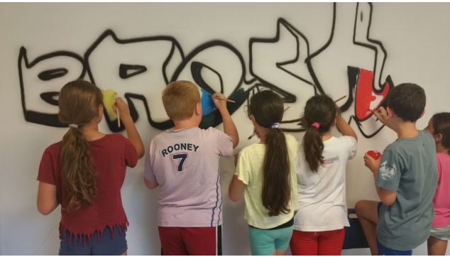 גרפיטי תלמידים מציירים את בית ספרם