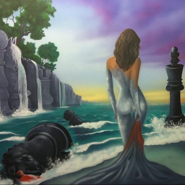 אישה ברקע משחק שחמט בים