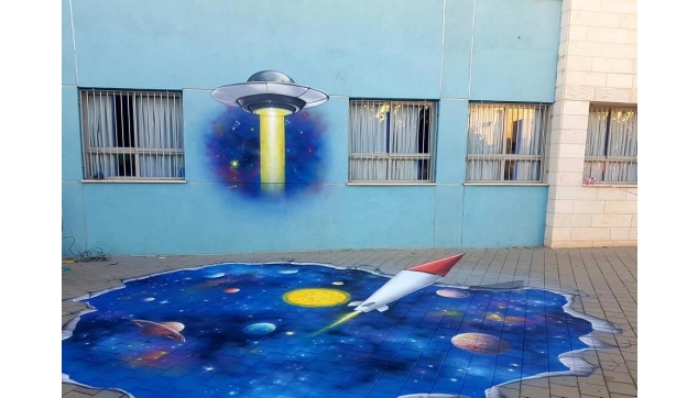 בית ספר חטב נתניה ציור ומשחק רצפה מרחפים בחלל. 