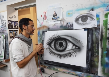 ציור מדויק של עין בהתזת צבע