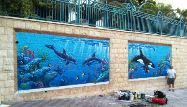 ציור של דולפינים באוקייאנוס צויר באיירבראש
