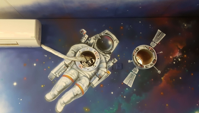 ציור של הגלקסיה עם אסטרונאוט