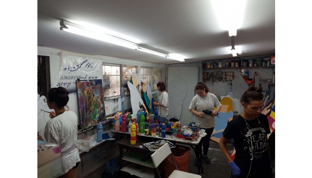 תלמידי הקורס להכשרת ציירי איירבראש וקירות