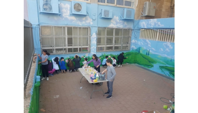 תלמידים מציירים את בית ספרם. חטב-נתניה