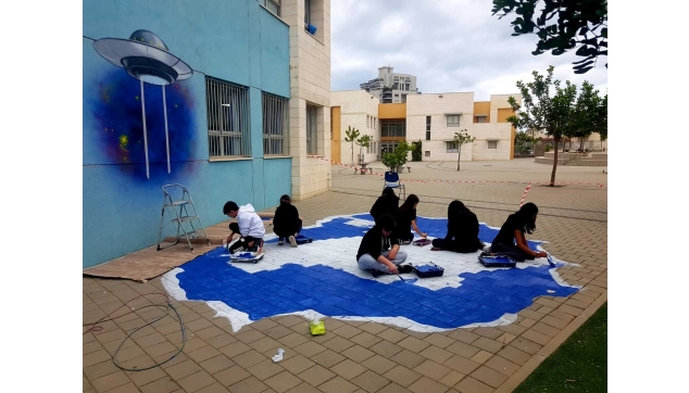 תלמידים מציירים את בית ספרם. חטב-נתניה