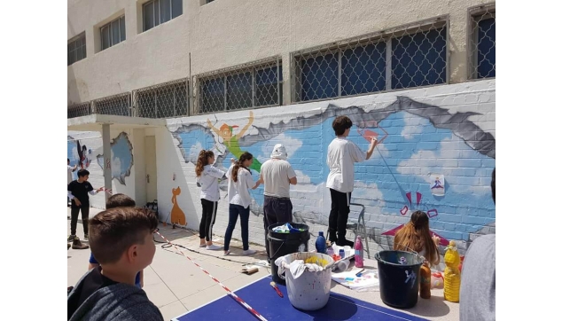 תלמידים מציירים את בית ספרם